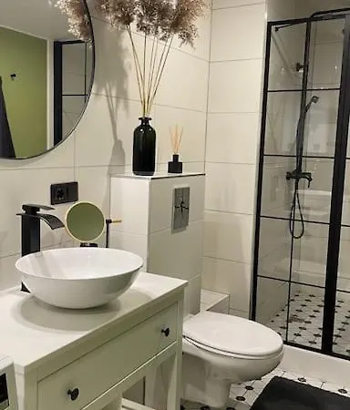 Central Newly Renovated 2 Bedroom Mansard Appartement