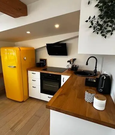 Apartmán Central Newly Renovated 2 Bedroom Mansard