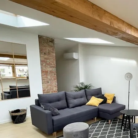 Апартаменты Central Newly Renovated 2 Bedroom Mansard *